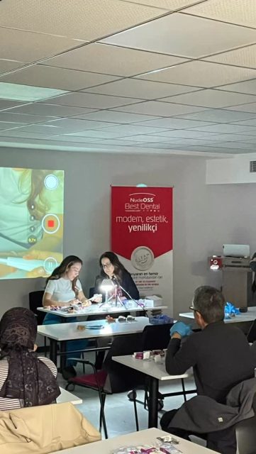Doç. Dr. Hatice Nalan Bozoğulları, Dr. Öğret.Üyesi İpek Balevi Akkese ve Dr. Reşat Akkese hocalarımızın eğitmenliğinde, başlangıç düzeyinde teorik ve pratik implant üstü protezler eğitimimizi odamız seminer salonunda, Best Dental / Nucleoss firmasının değerli destekleriyle gerçekleştirdik.
Bilgilerini bizlerle paylaşan hocalarımıza, katkılarından dolayı destek veren firmamıza ve katılım gösteren tüm meslektaşlarımıza teşekkür ederiz.